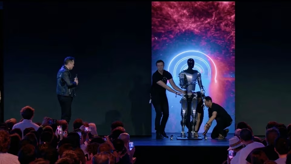 نسخه دوم و پیشرفته تر Bumble C که با کمک کارکنان روی صحنه آورده شد