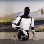 ربات اپتیموس در حال قرار دادن تخم مرغ در ظرف مخصوص