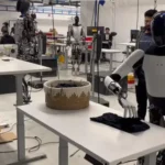 ربات انسان نما درحال جابجایی اشیاء